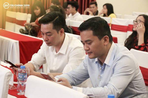 Ông Trần Việt Vĩnh, CEO của Fiin (hàng đầu bên trái) một trong những đơn vị tài trợ của “Sinh viên Tài chính 2019”