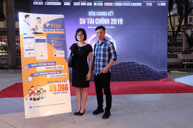 Ông Trần Việt Vĩnh - CEO của Fiin (bên phải) chụp hình cùng đại diện lãnh đạo trường ĐH Kinh tế (ĐH Quốc gia Hà Nội)