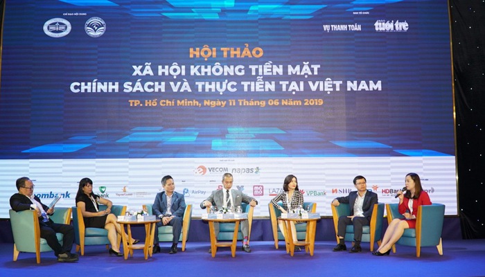 Diễn giả trao đổi về việc làm sao đẩy mạnh không dùng tiền mặt trong người dân trong hội thảo "Xã hội không tiền mặt – Chính sách và thực tiễn tại Việt Nam" ngày 11/06