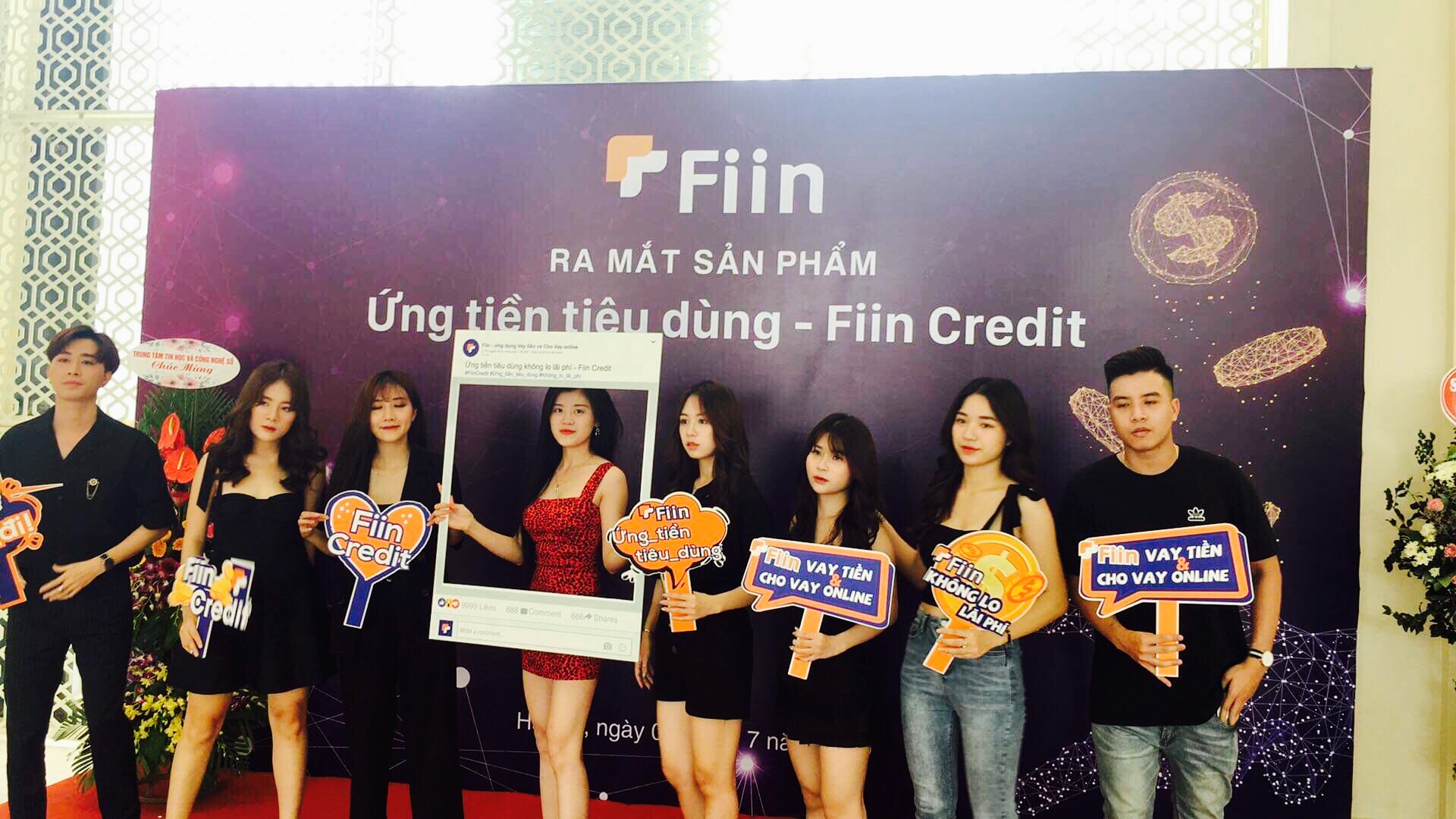 Những bạn trẻ tham gia sự kiện Ứng tiền tiêu dùng - Fiin Credit