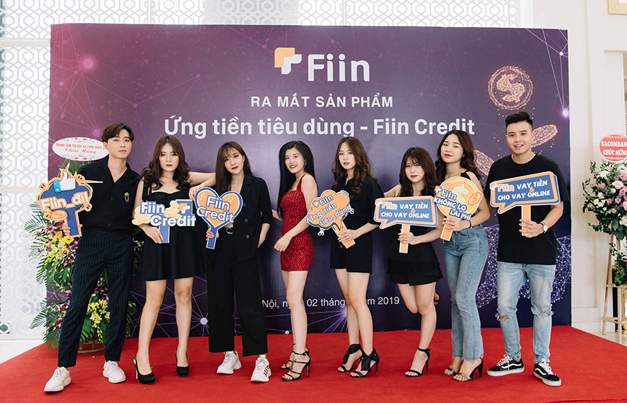 Các bạn trẻ Việt Nam tham gia sự kiện ra mắt sản phẩm Ứng tiền tiêu dùng của Fiin