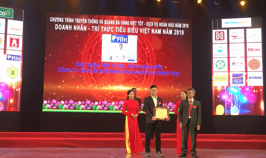 Ông Trần Việt Vĩnh, CEO của Fiin cũng vinh dự nhận giải thưởng “Doanh nhân Vàng Việt Nam 2019".
